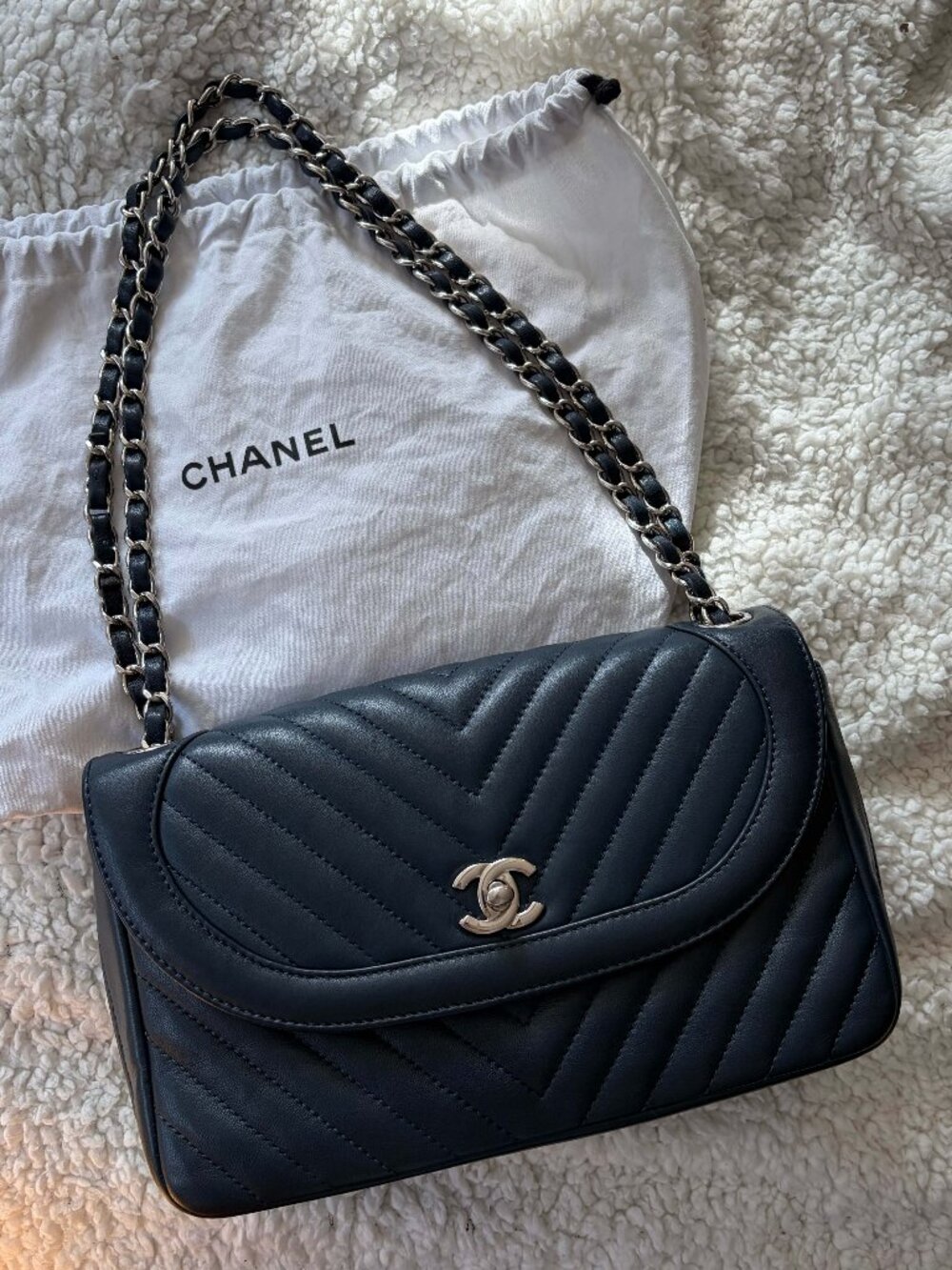 CHANEL Lambskin Round Chevron CC Flap shoulder bag navy blue